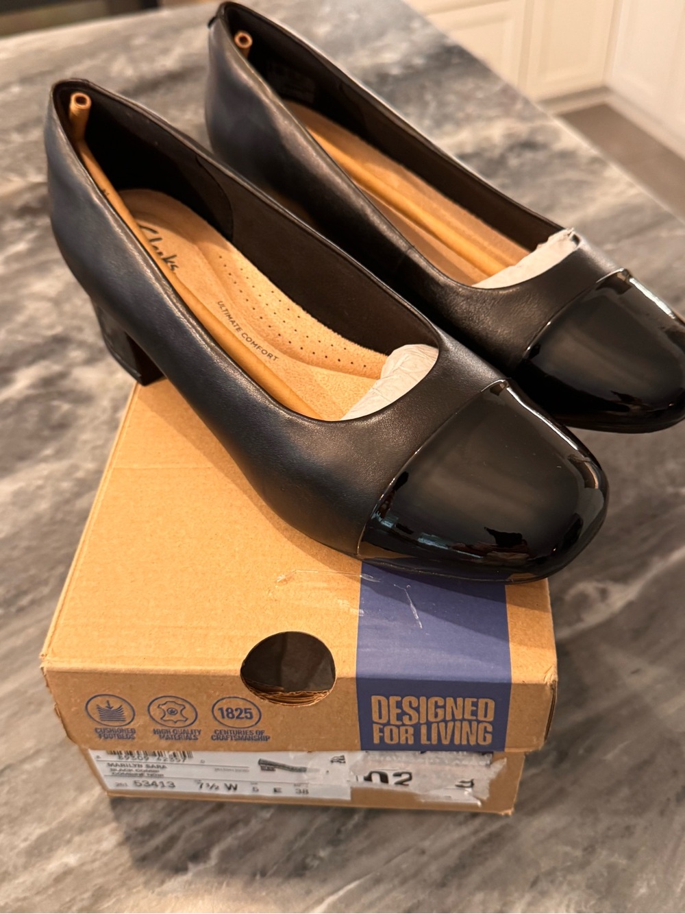 NEW Clarks Marilyn Sara Low Block Heel Pump with Parent Leather Cap Toe, 7.5 W